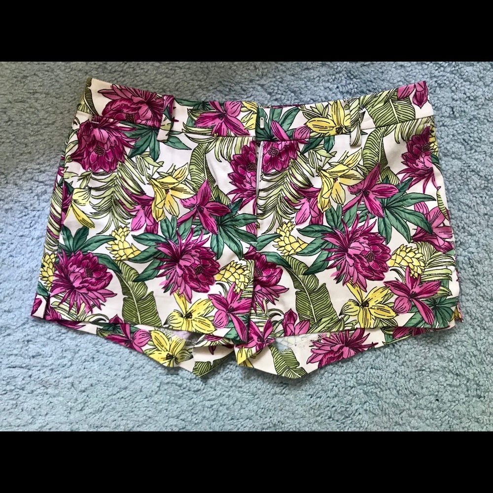 Beautiful patterned shorts!🌴